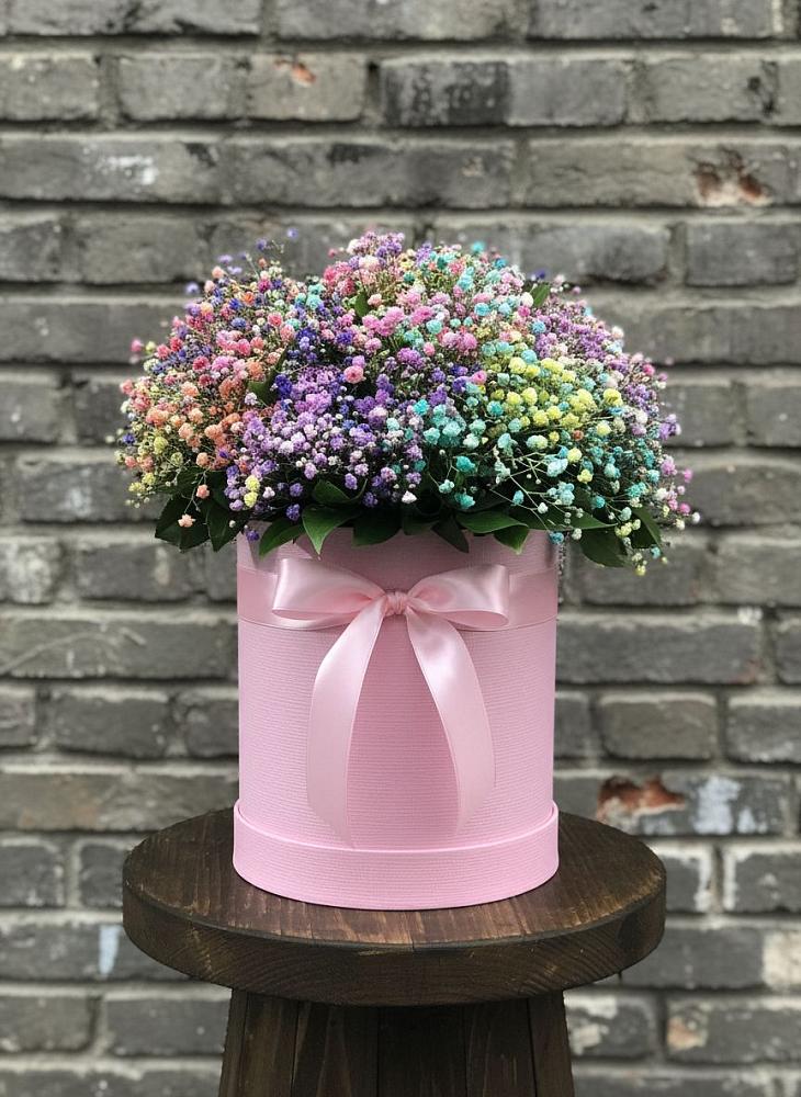 Цветочная композиция из Гипсофила и Розы в шляпной коробке в Отрадном Самарская область