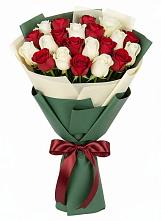 Букет Микс из красных и белых роз в Отрадном Самарская область