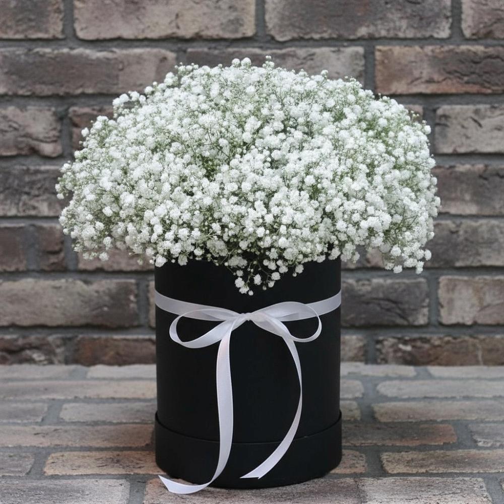 Цветочная композиция из Гипсофила в шляпной коробке в Отрадном Самарская область