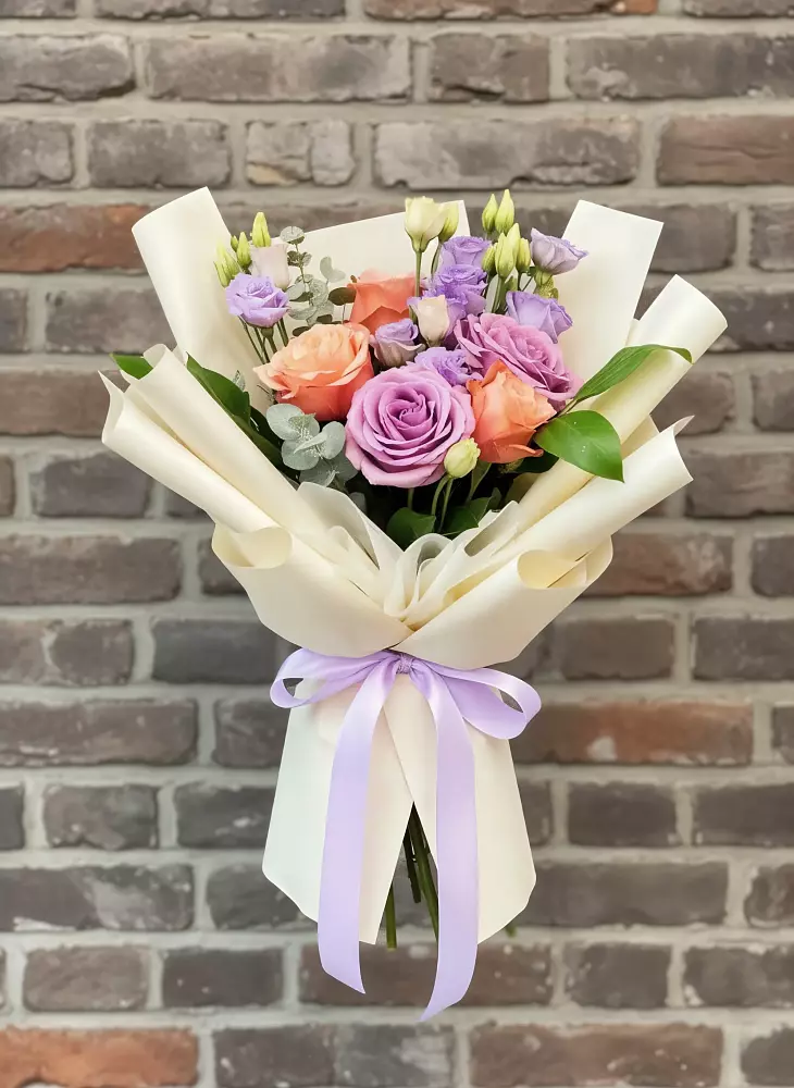 Букет цветов из: Лизиантусы и Розы в Отрадном Самарская область