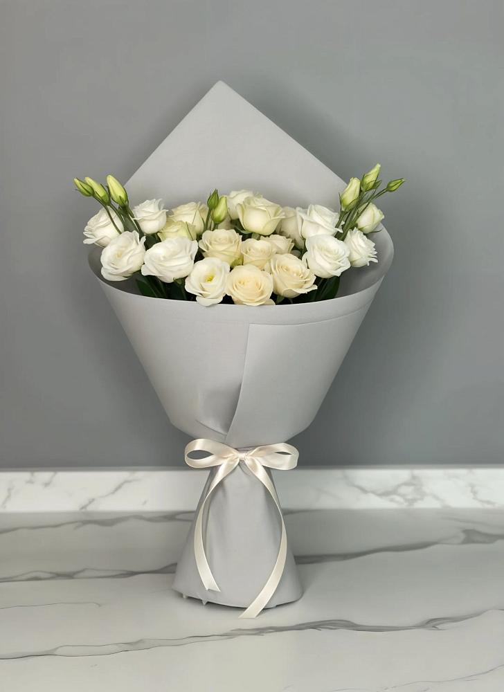 Букет цветов из: Розы и Лизиантусы в Отрадном Самарская область