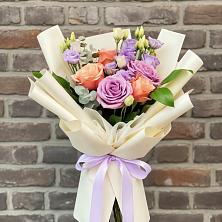 Букет цветов из:  Лизиантусы и Розы в Отрадном Самарская область