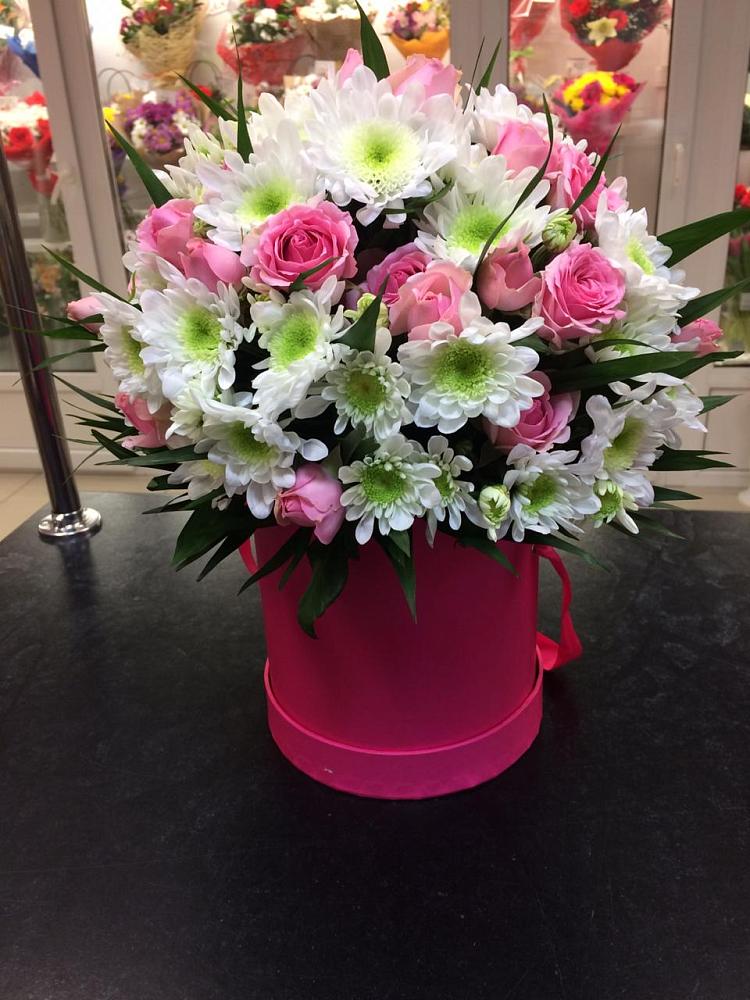 Цветочная композиция из Розы и Хризантемы в шляпной коробке в Отрадном Самарская область