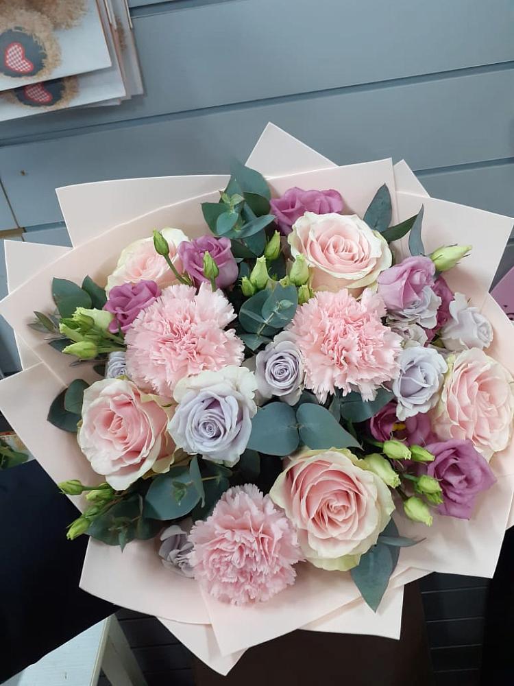 Букет цветов из: Розы, Гвоздики и Лизиантусы в Отрадном Самарская область