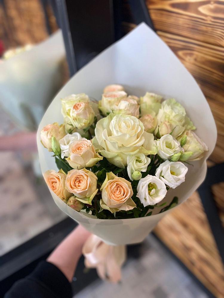 Букет цветов из: Розы и Лизиантусы в Отрадном Самарская область